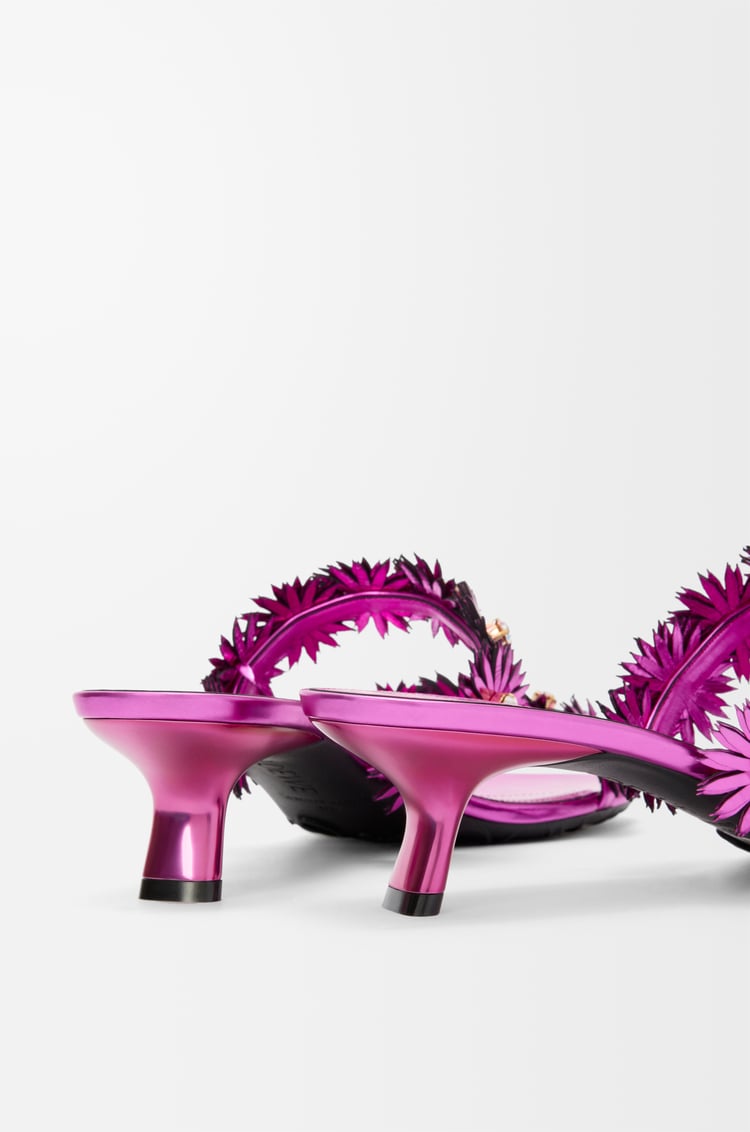 LOEWE Sandalia Petal Flower en piel de ternera y cristales Fucsia