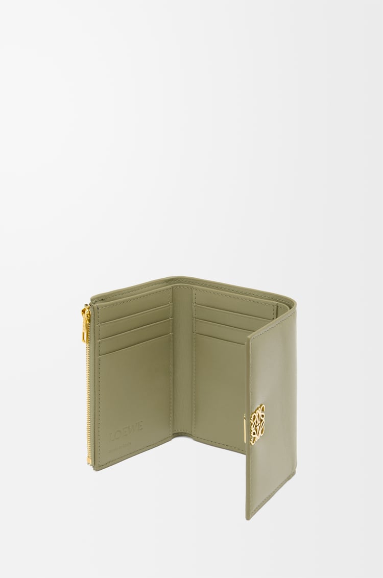 LOEWE 亮面納帕小牛皮 Puffer Anagram 小型直式錢包 尤加利綠