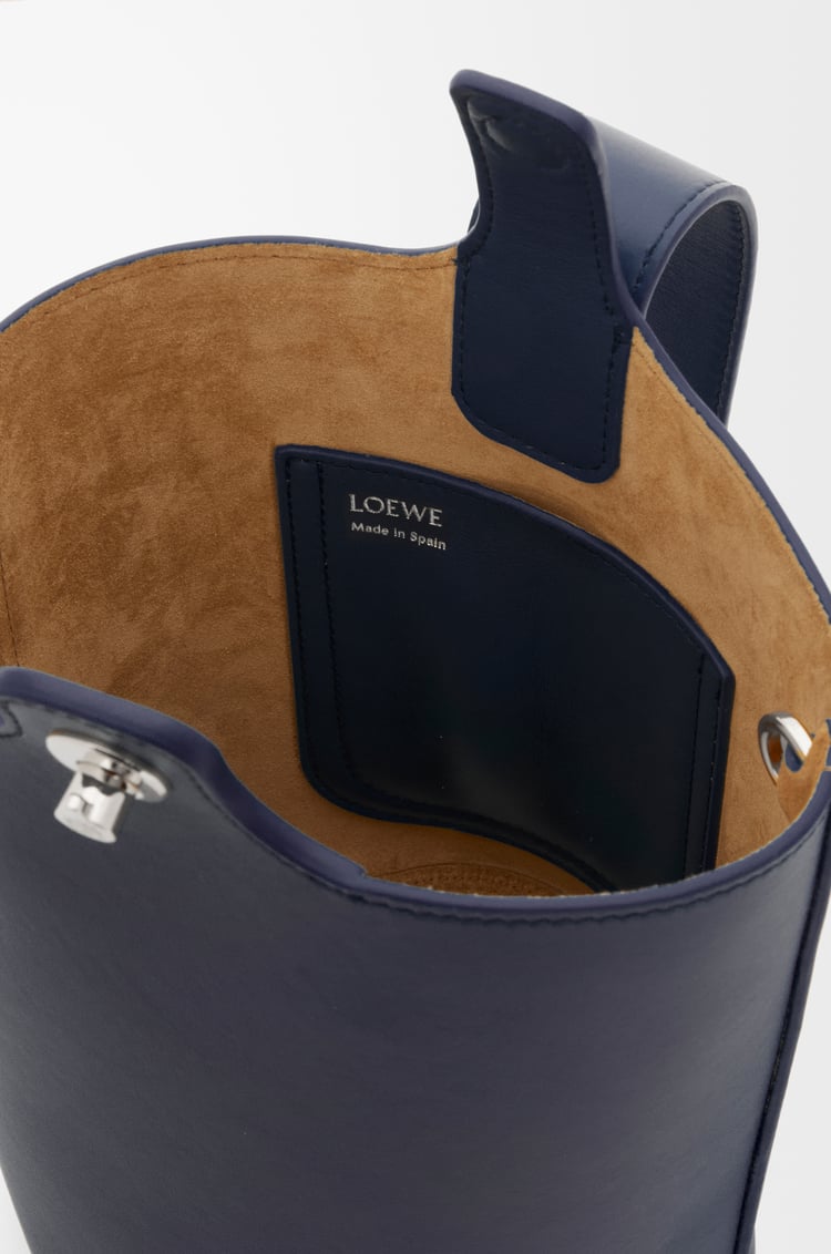 LOEWE Bolso Pebble Bucket mini en piel de ternera Azul Abismo
