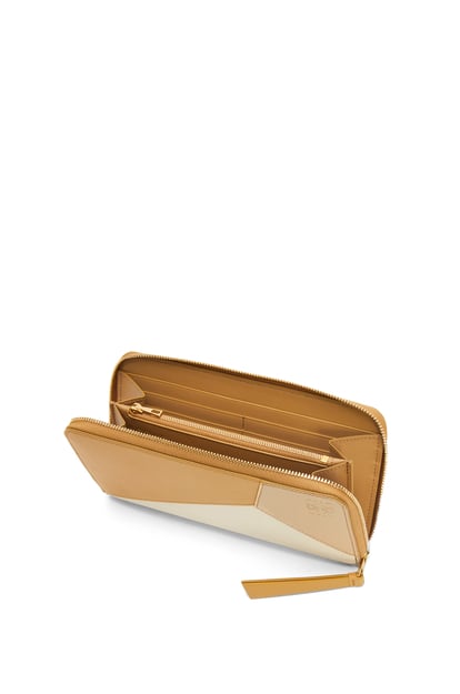 LOEWE Puzzle zip around wallet in classic calfskin Angora/Dusty Beige/Gold plp_rd
