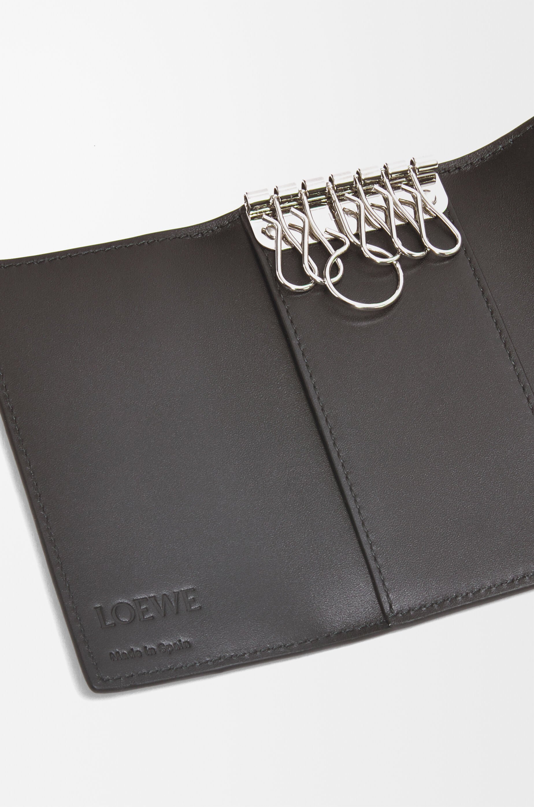 キーケース（ソフトグレインカーフ） グレー - LOEWE