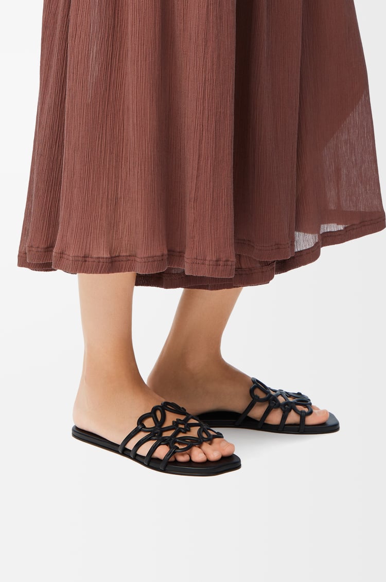 LOEWE 柔軟小牛皮 Petal Anagram 涼鞋 黑色