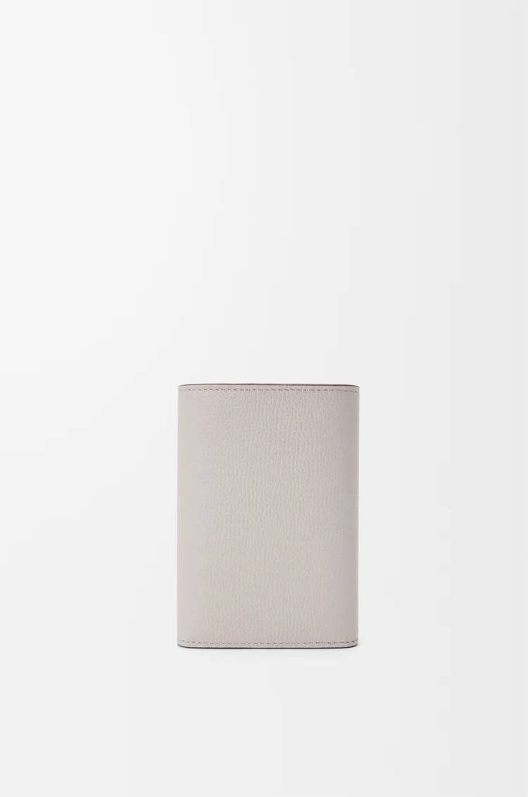 LOEWE Petit portefeuille vertical Anagram en cuir de veau grainé Light Ghost