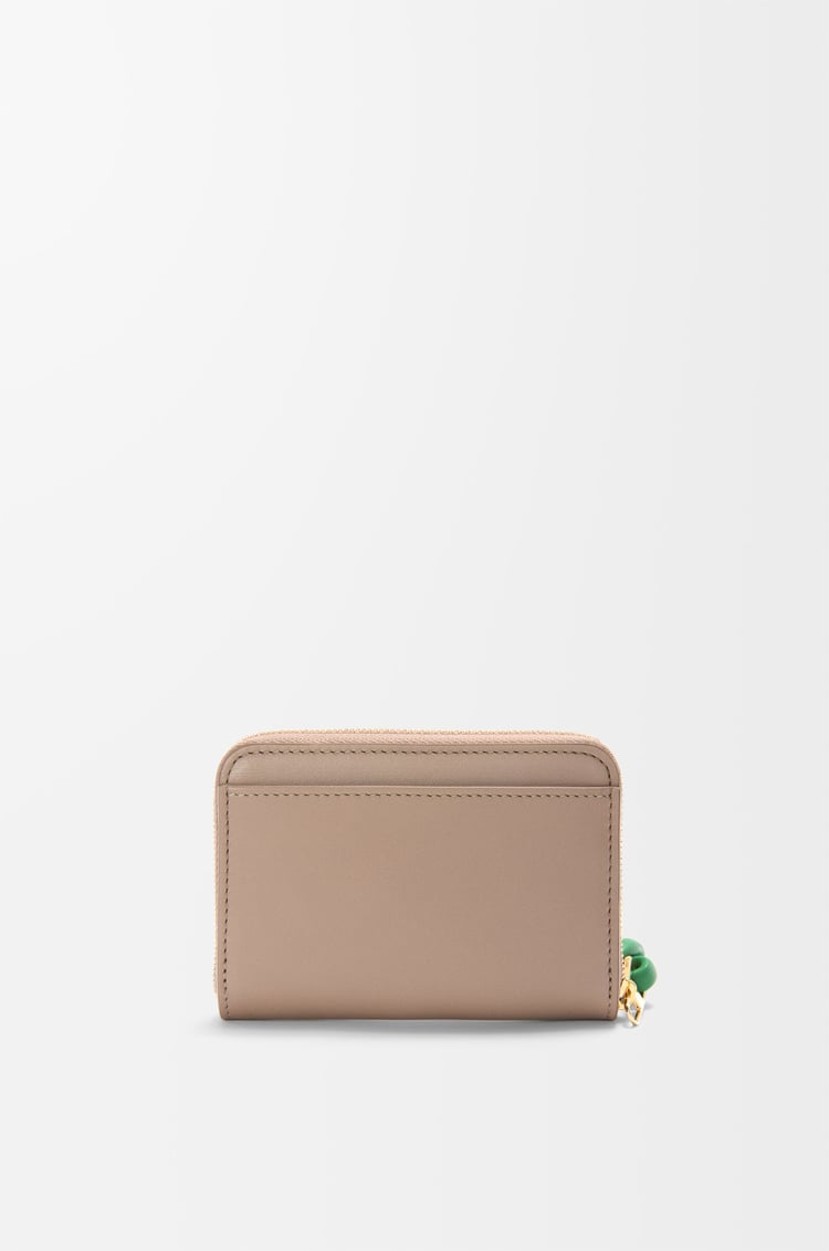LOEWE ジップ コインパース（シャイニーナパカーフ） サンド/トロピカルグリーン