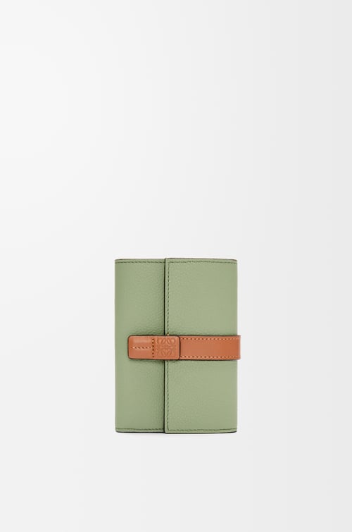 LOEWE バーティカル ウォレット スモール（ソフトグレインカーフ） ローズマリー/タン