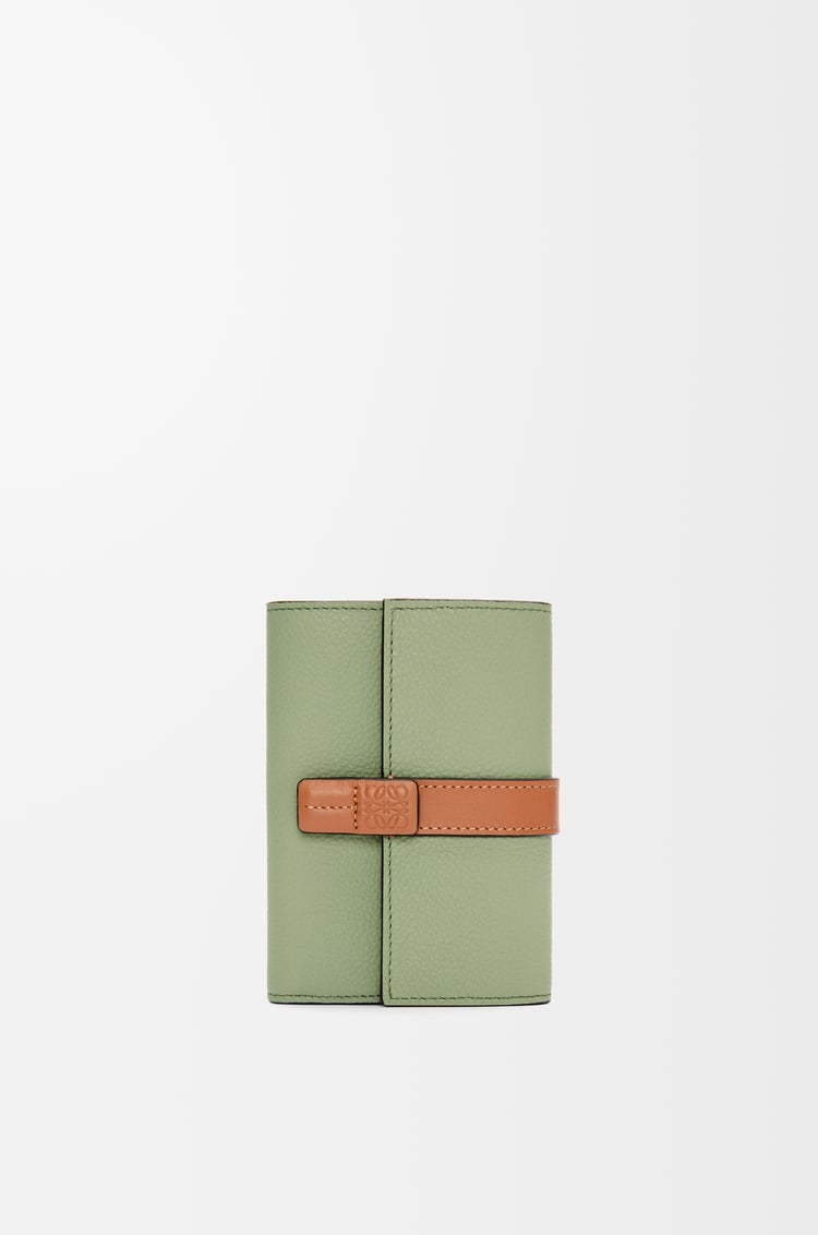 LOEWE バーティカル ウォレット スモール（ソフトグレインカーフ） ローズマリー/タン