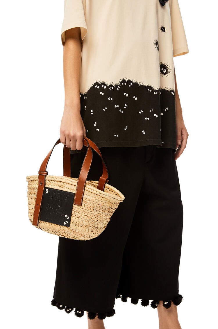 LOEWE Dust Bunnies small Basket bag in palm leaf and calfskin Black/Tan pdp_rd