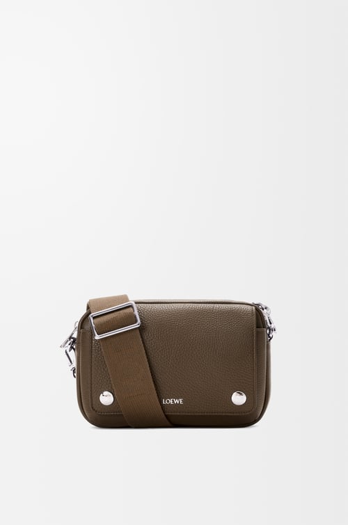 LOEWE Bolso Pebble messenger pequeño en piel de ternera graneada Tundra