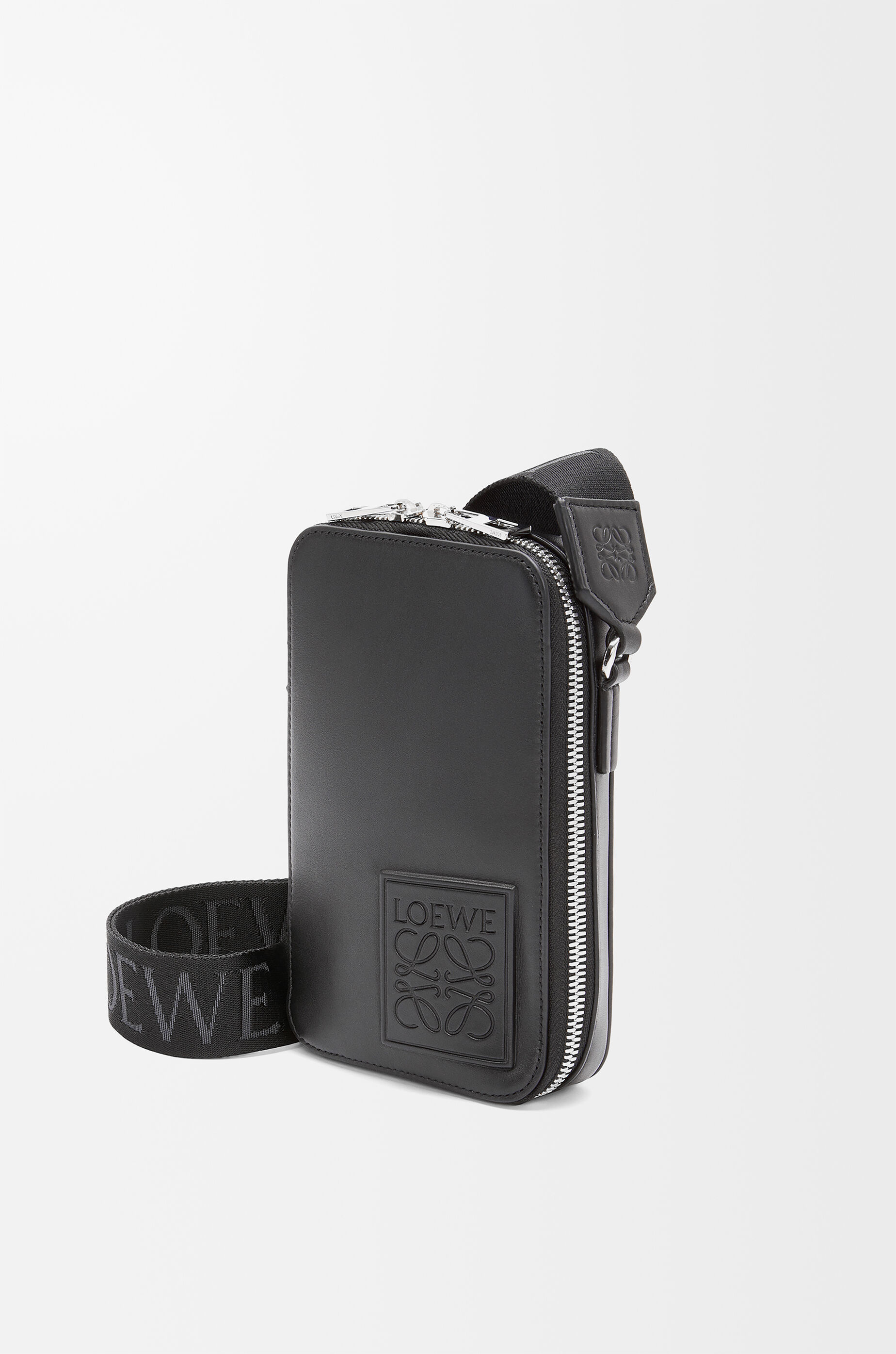 バーティカル クロスボディポケット（サテンカーフ） ブラック - LOEWE