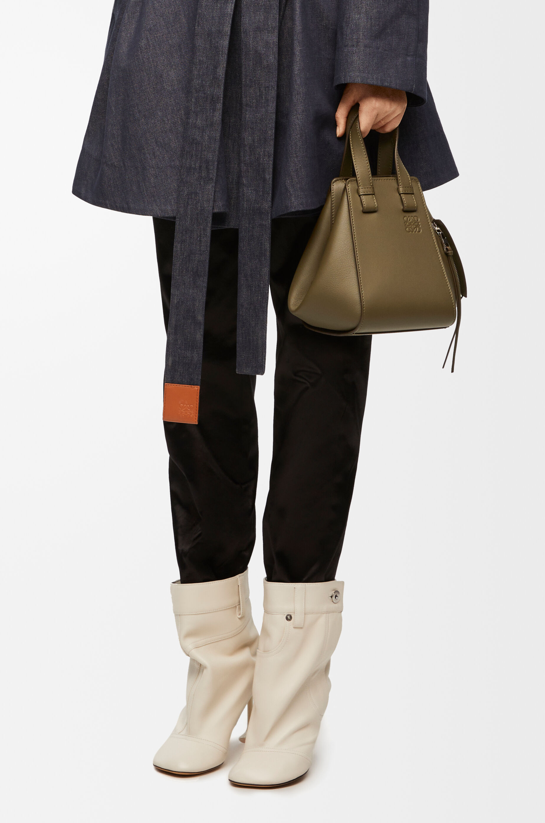 LOEWE ハンモック カーキ チャーム付き