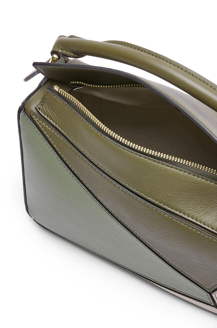 LOEWE Small Puzzle bag in classic calfskin Autumn Green/Light Oat