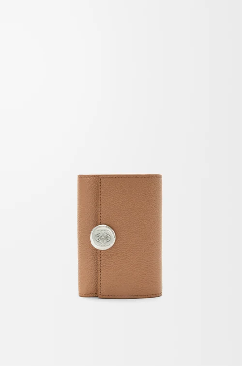 LOEWE Kleine, vertikale Pebble Brieftasche aus Pebble Grain Kalbsleder Mocha