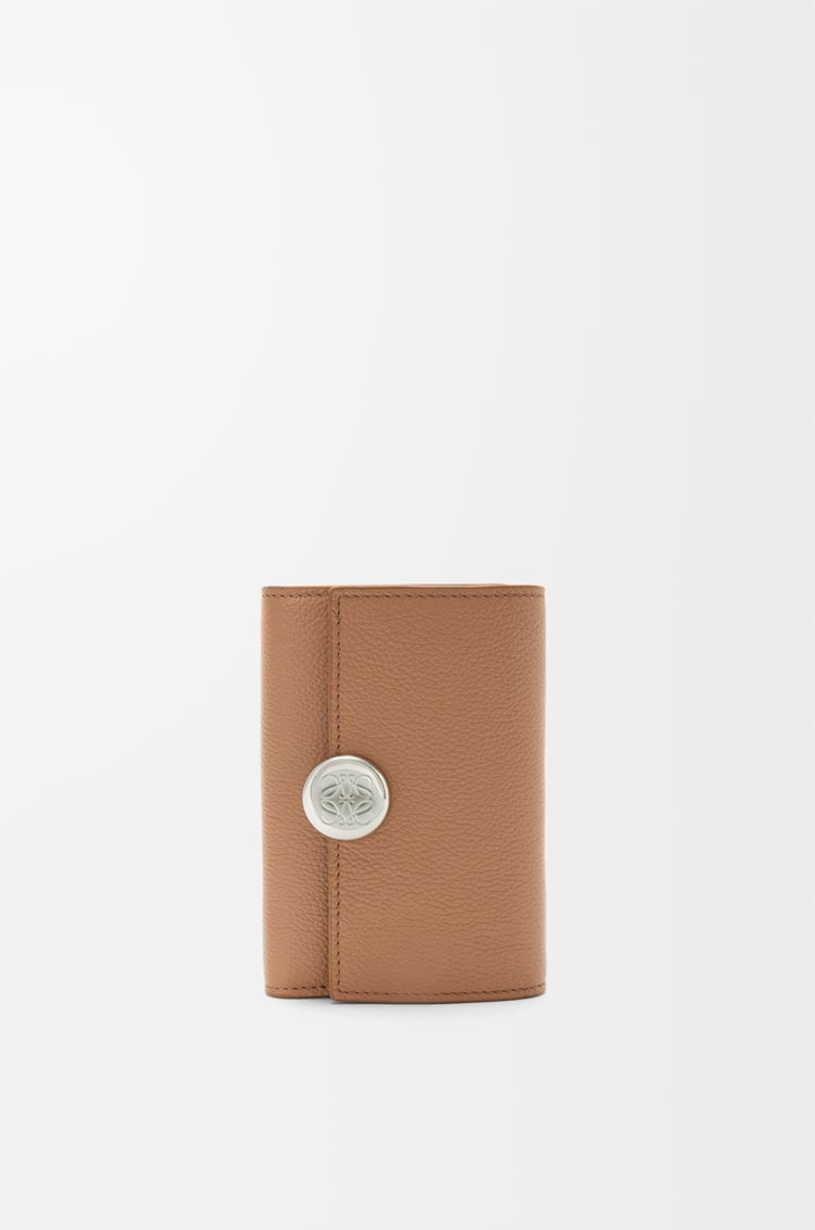 LOEWE Petit portefeuille vertical Pebble en cuir de veau grainé Moka