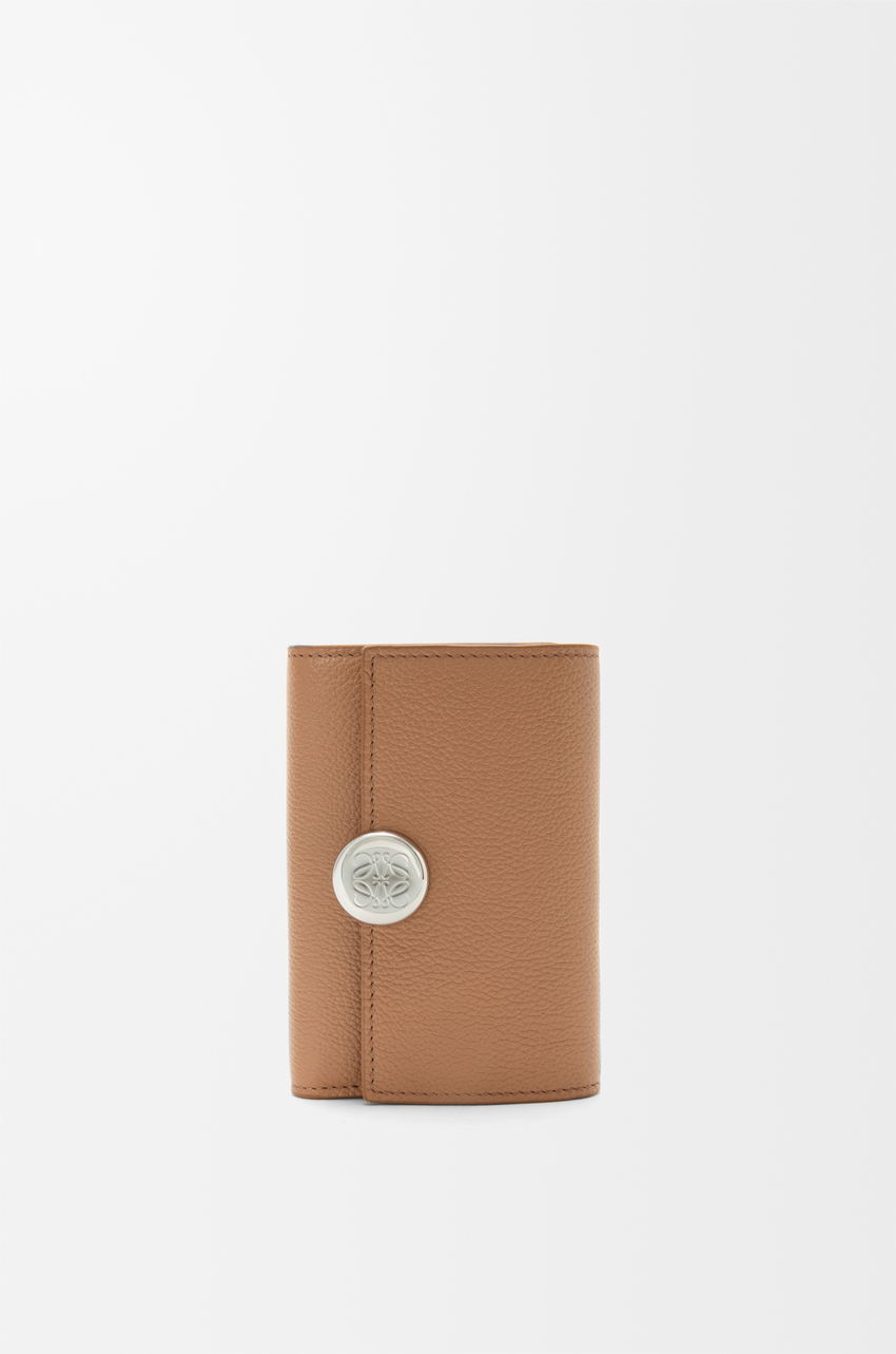 Pebble small vertical wallet in pebble grained calfskin