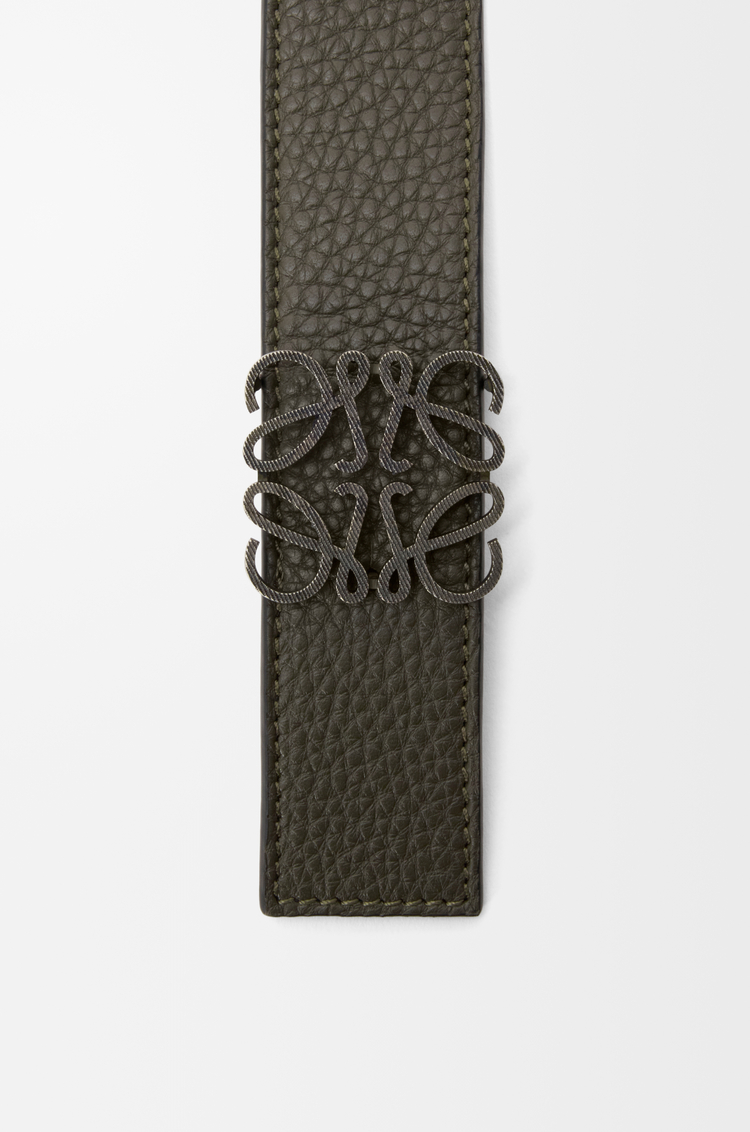 LOEWE Cinturón reversible Anagram en piel de ternera graneada flexible Caqui Oscuro/Negro/Paladio