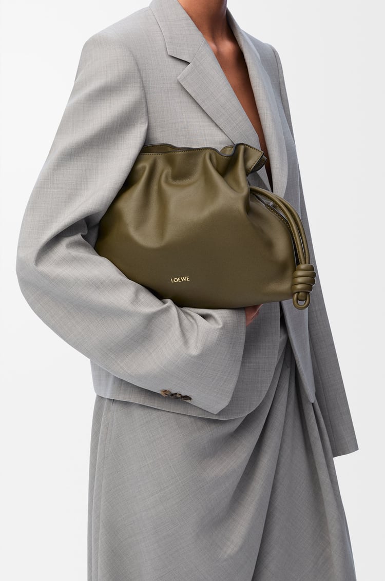 LOEWE Bolso Flamenco Clutch mediano en piel napa de ternera Verde Caqui Oscuro
