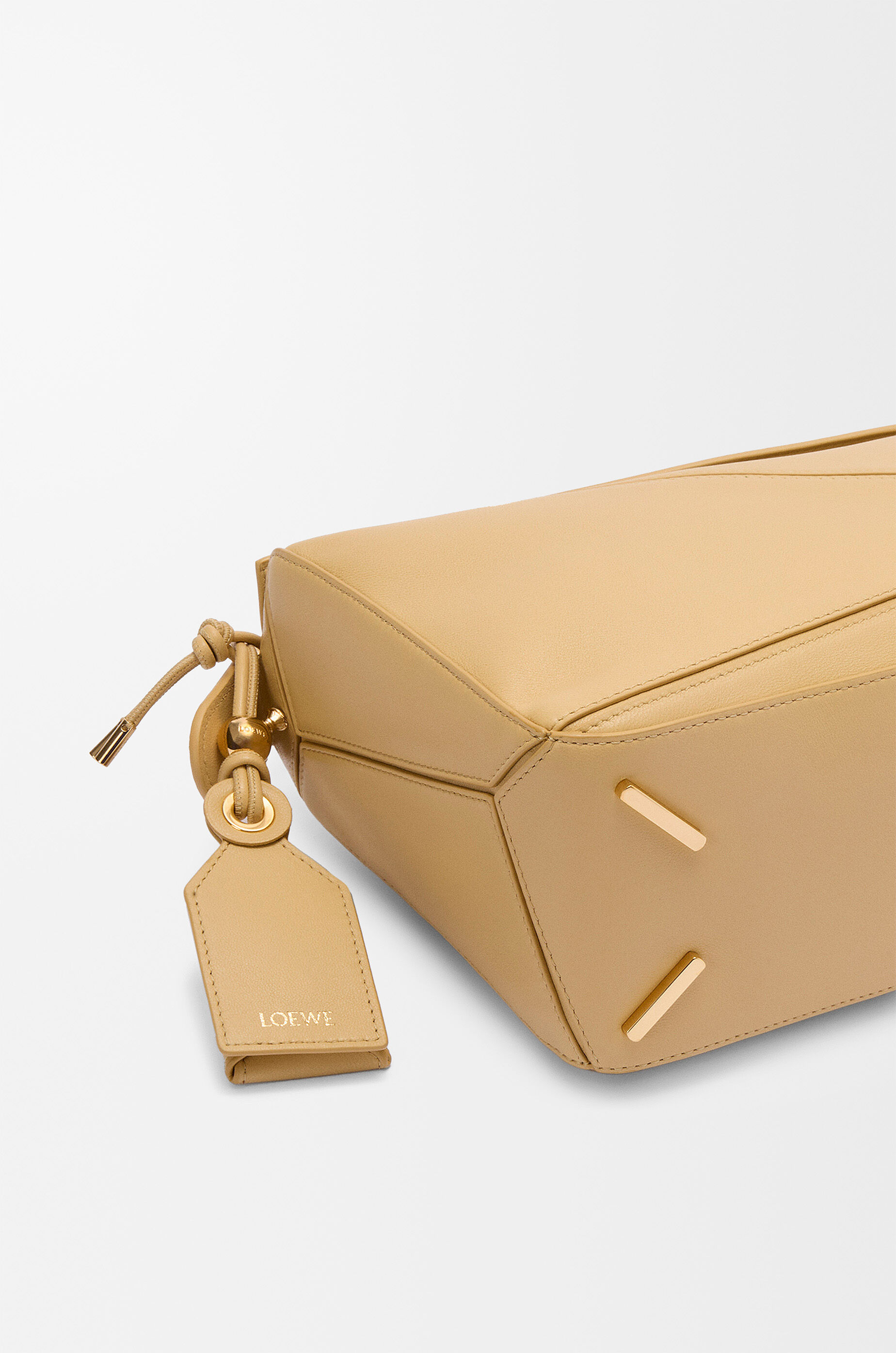 LOEWE フェザーライト パズルバッグ スモール（ナパラム） ダークバター