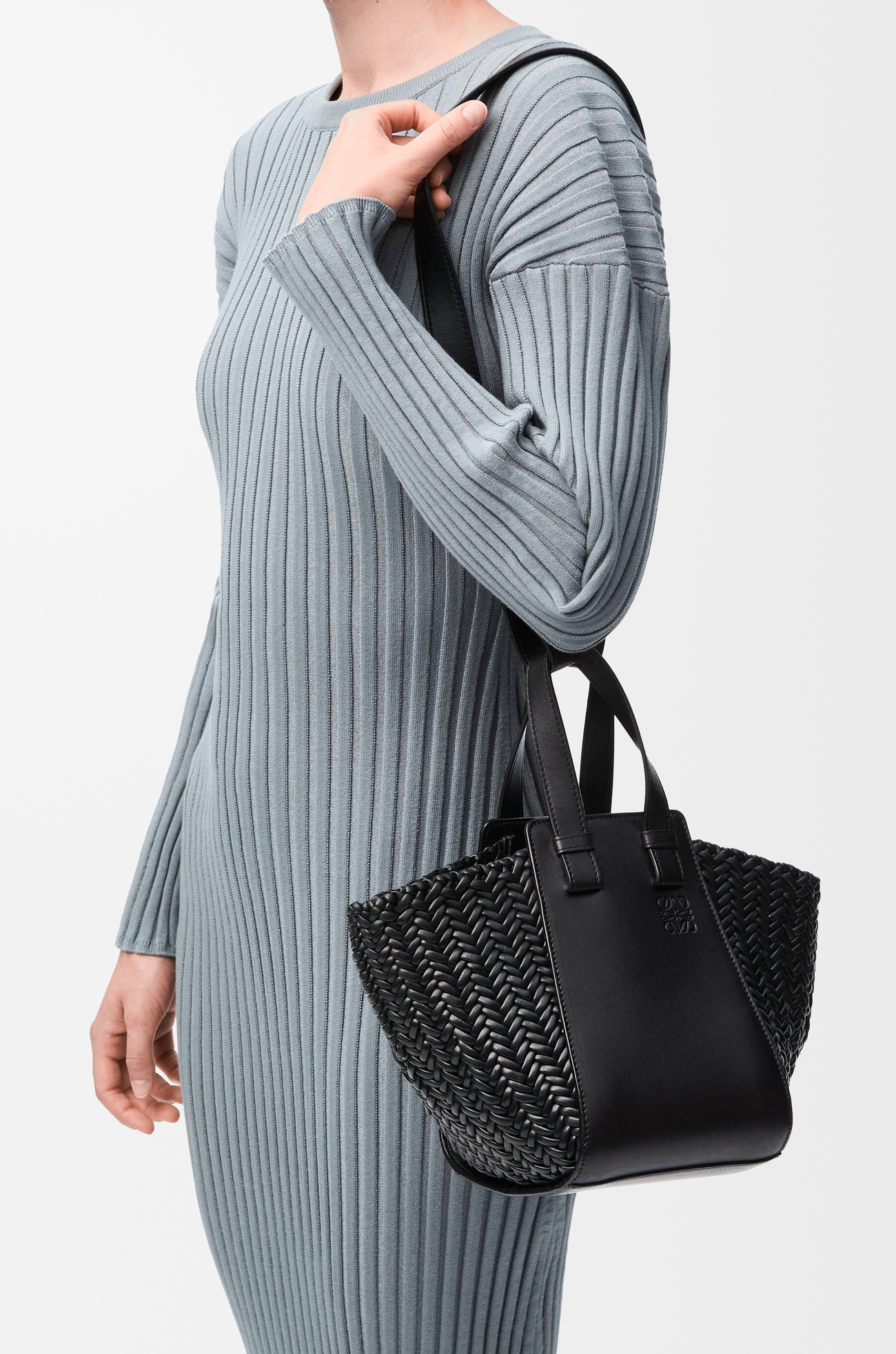 LOEWE Bolso Hammock Compact en piel de ternera Negro plp_rd