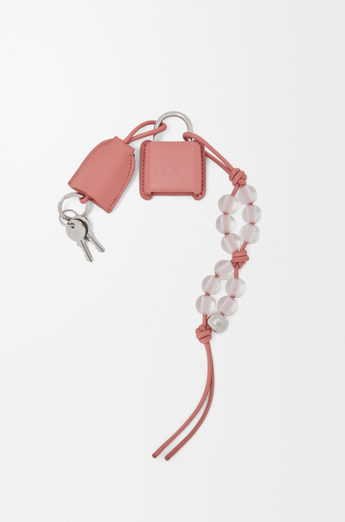LOEWE Charm con candado Amazona Empolvado