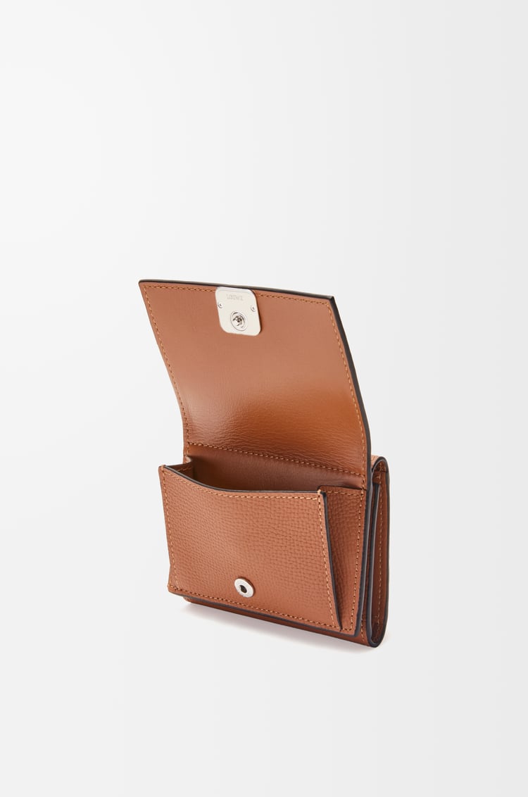 LOEWE アナグラム トライフォールド ウォレット（ペブルグレインカーフ） タン