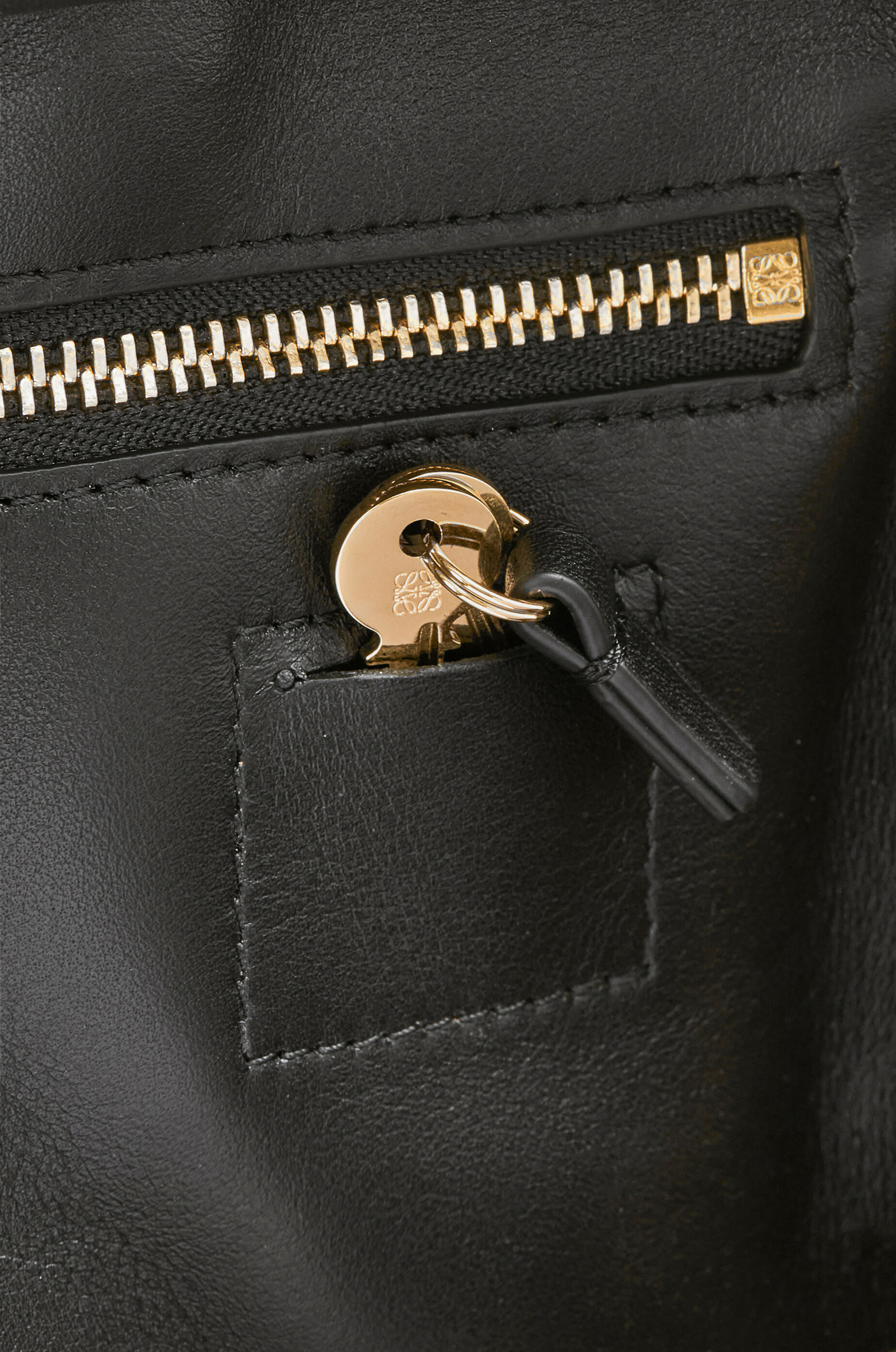 LOEWE ロエベ ▪️アマソナ 28▪️スモール▪️ナパカーフ リニューアル後 A039N08X15_1100_1F.jpg?sw=512&