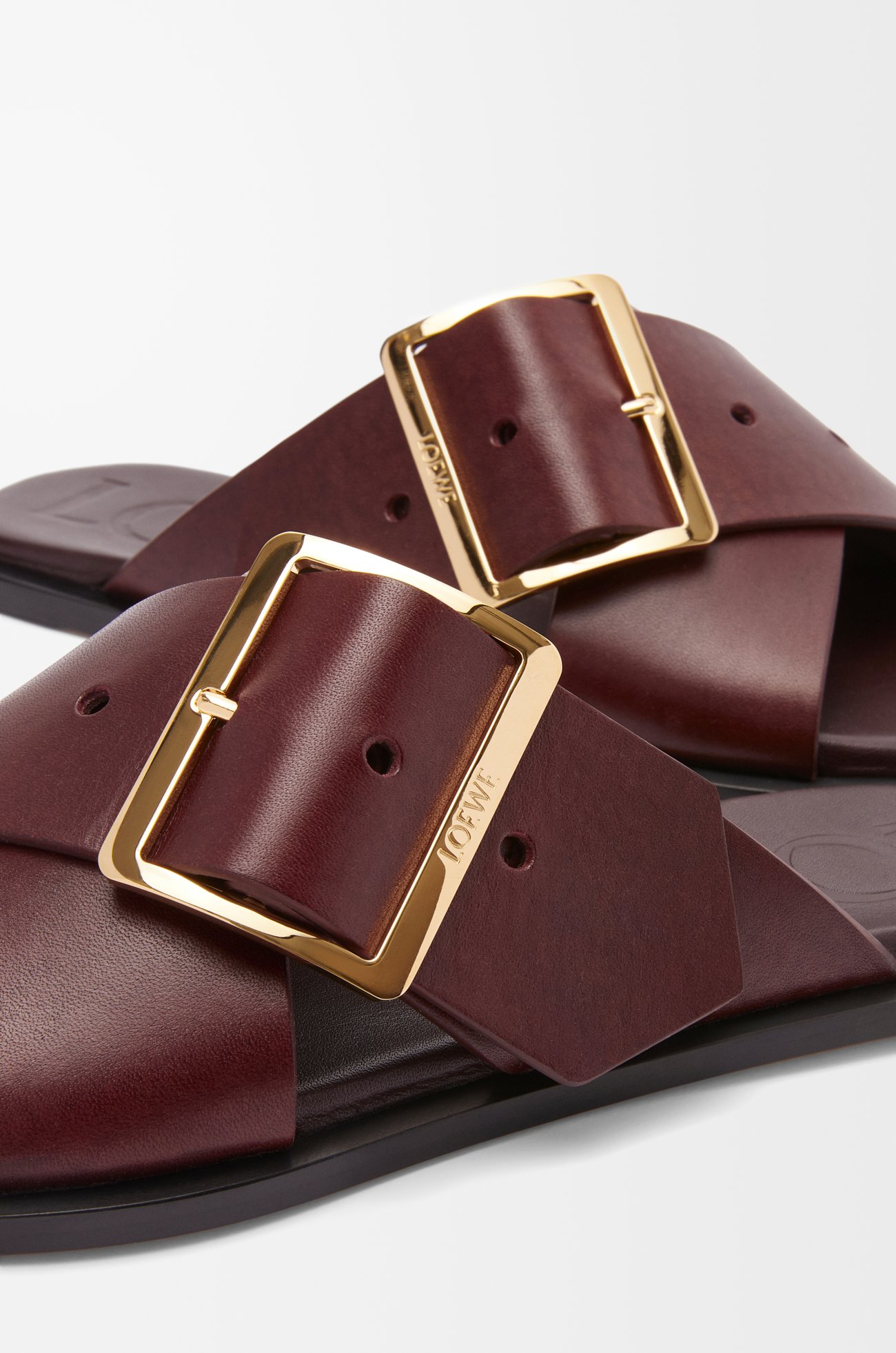 LOEWE Petal Belt flat sandal in vegetable-tanned calfskin Burgundy plp_rd