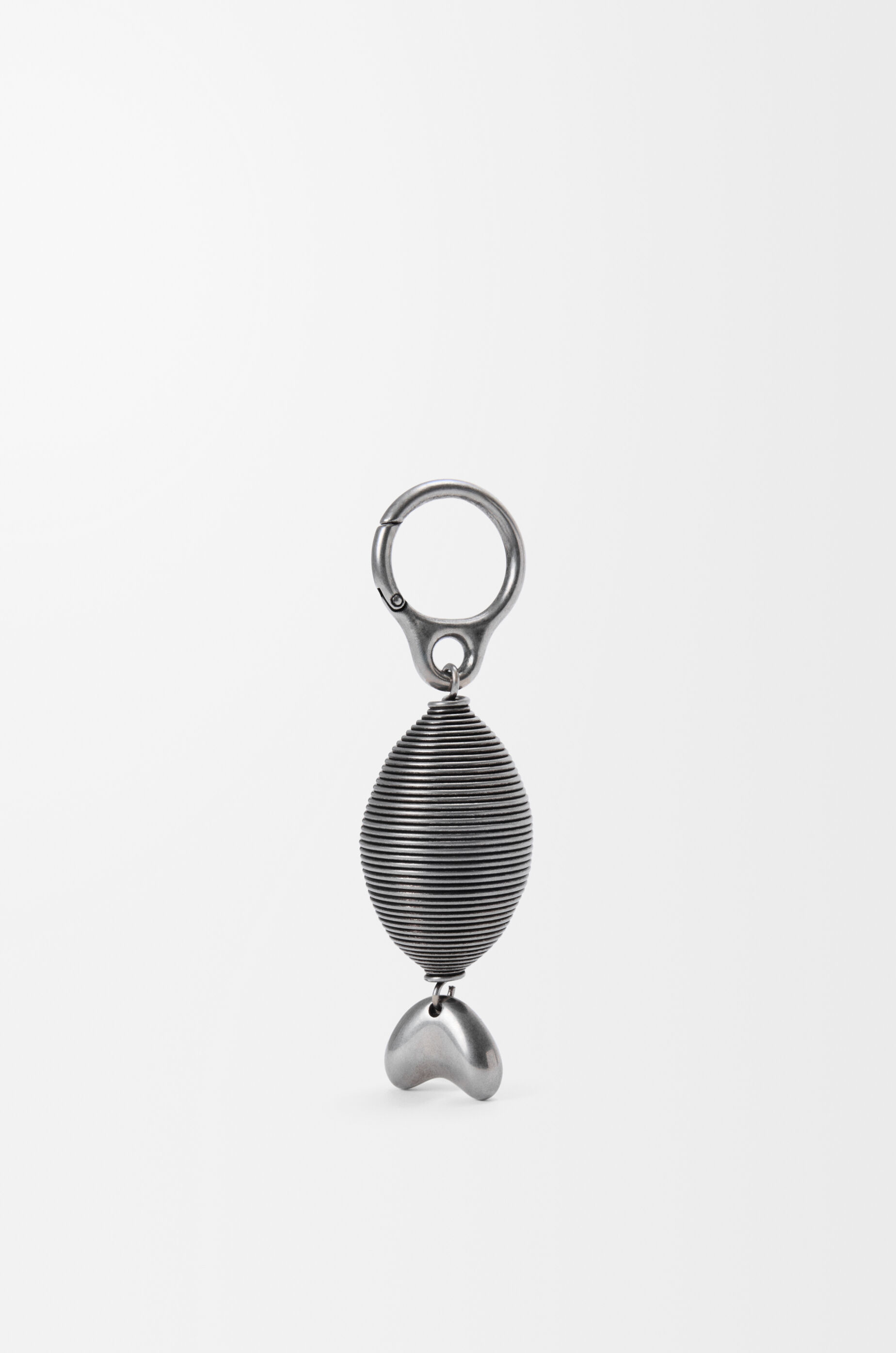 LOEWE 装飾的な金属ブローチ　シルバー LOEWE ロエベ アナグラム ブローチ シルバー ロゴ アクセサリー