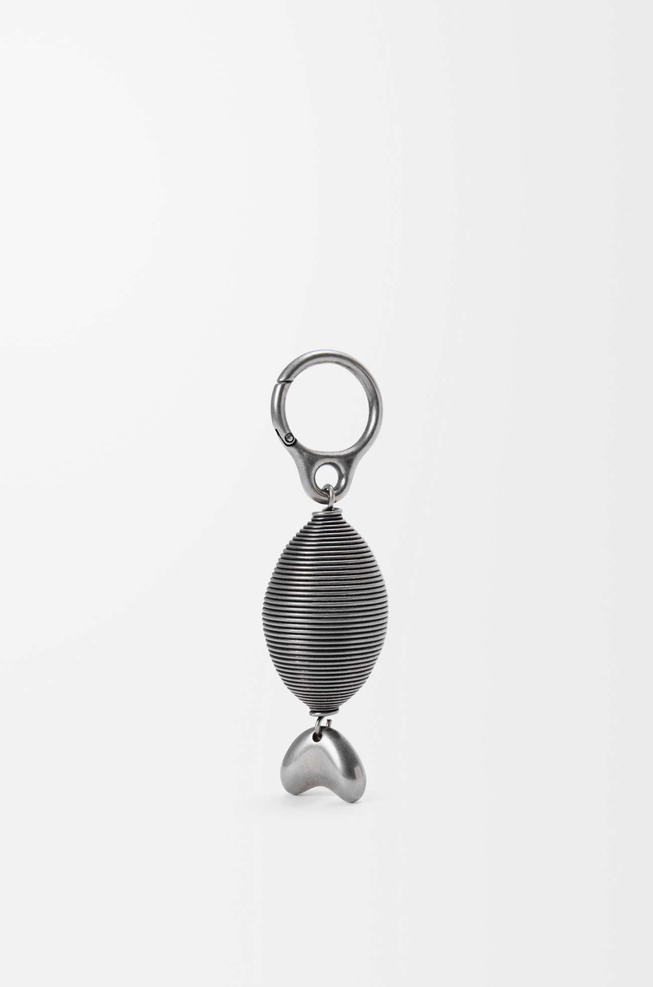 LOEWE オーバル フィッシュ チャーム Aged Silver