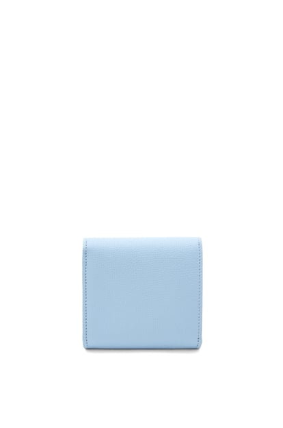LOEWE 애너그램 컴팩트 플랩 지갑 - 페블 그레인 카프스킨 더스티 블루 plp_rd