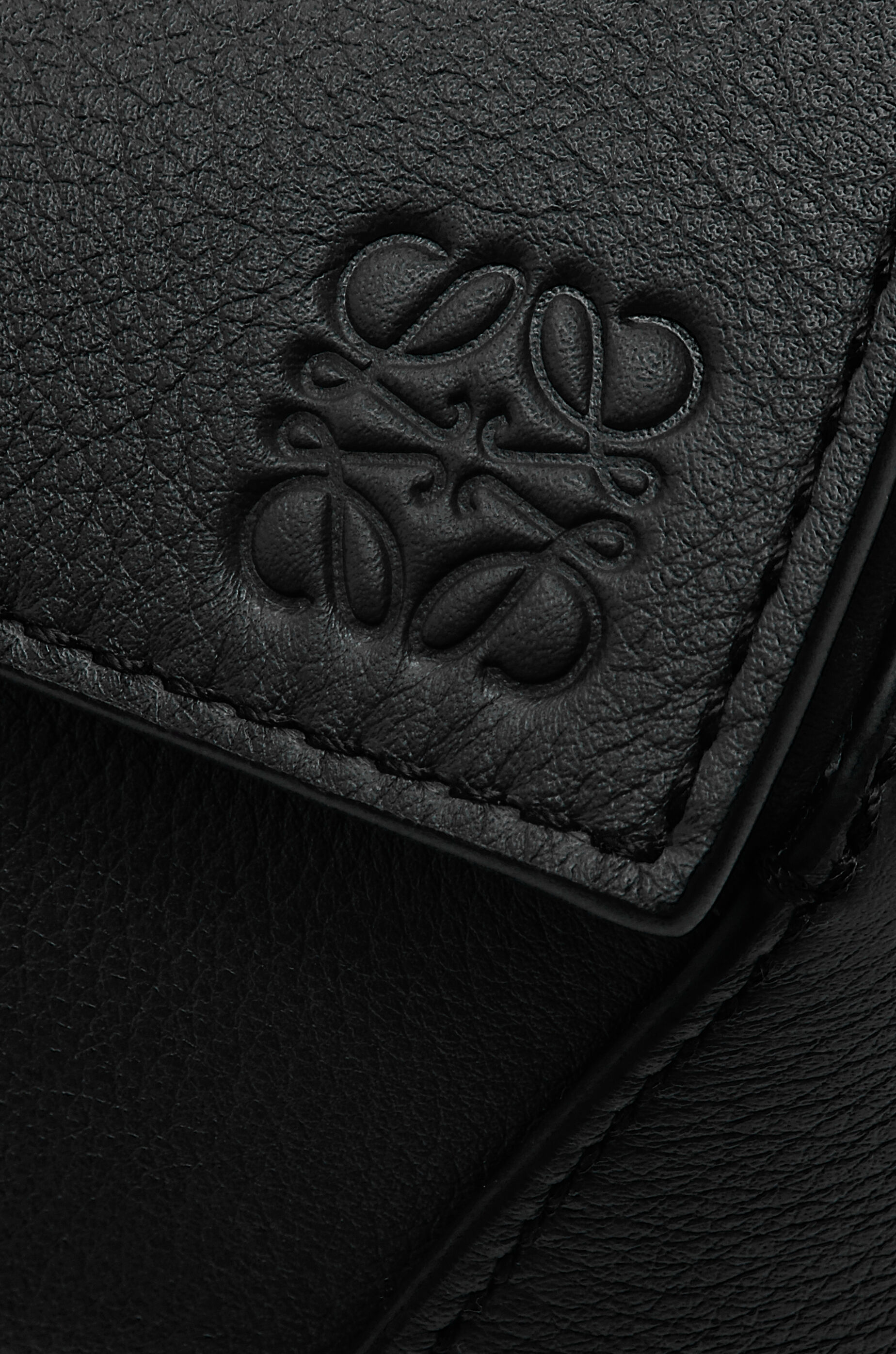 パズルエッジ バムバッグ ミニ（クラシックカーフ） ブラック - LOEWE