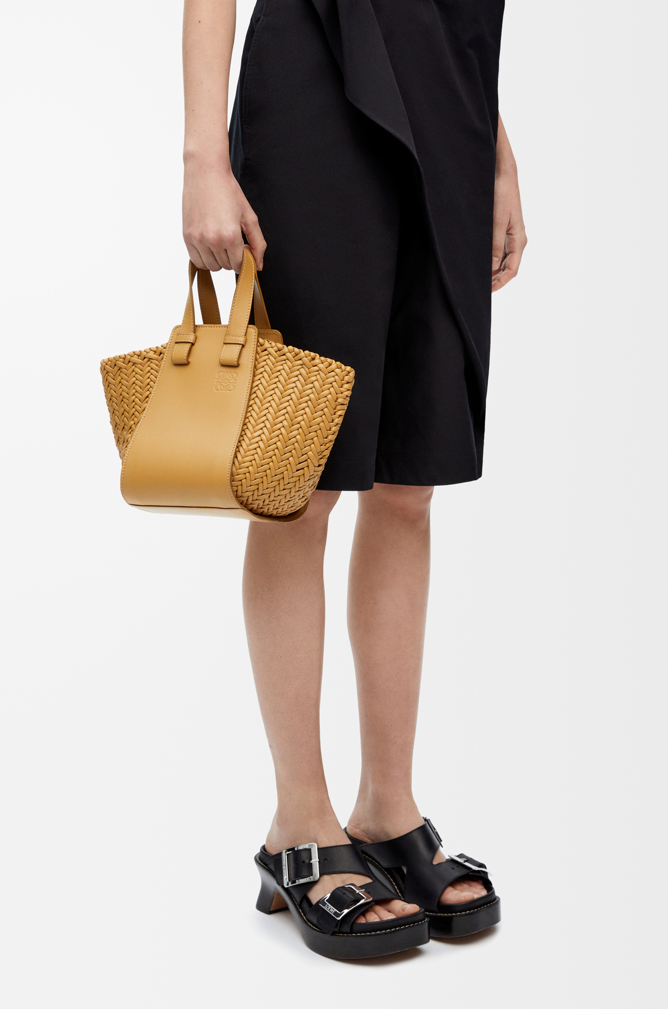 LOEWE Bolso Hammock Compact en piel de ternera Sáhara plp_rd