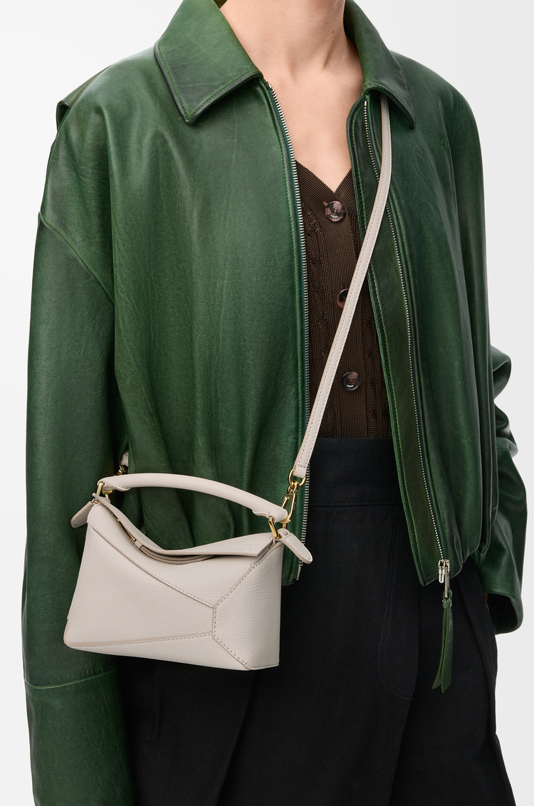 LOEWE Mini Puzzle Edge Tasche aus weichem, genarbtem Kalbsleder Light Ghost