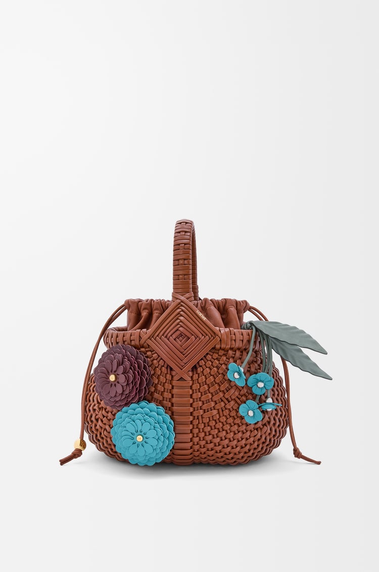 LOEWE Charm Strawberry Flower en piel de ternera Turquesa/Verde
