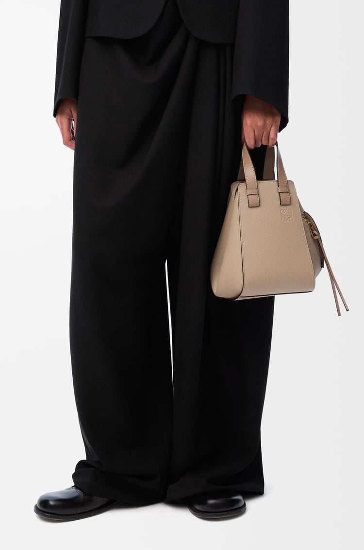 LOEWE ハンモックバッグ コンパクト（ソフトグレインカーフ） サンド