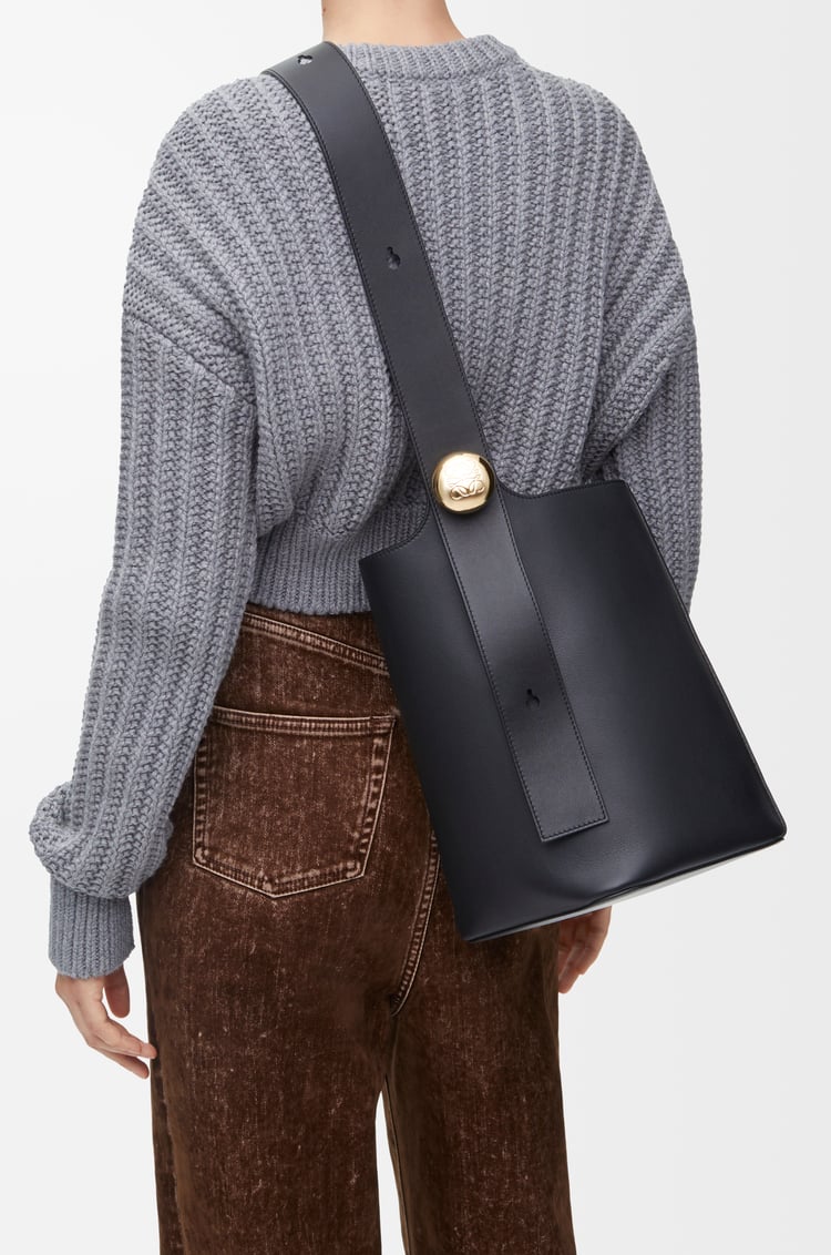 LOEWE ペブル バケットバッグ ミディアム（スムースカーフ） ブラック