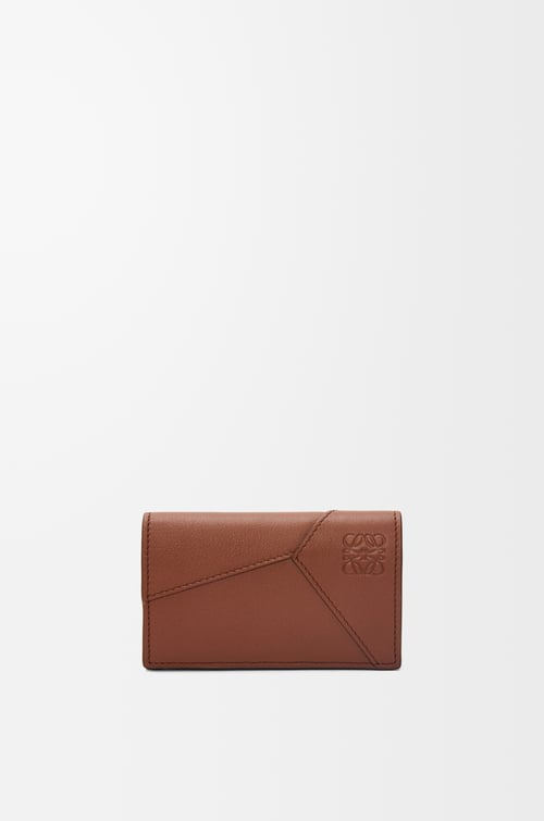 LOEWE Tarjetero Puzzle en piel de ternera Brownie plp_rd