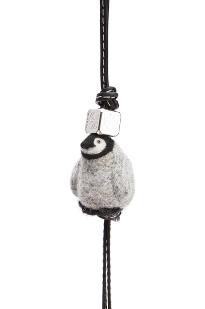 LOEWE Bijou de sac bébé pingouin en feutre et cuir de veau GRIS CLAIR/NOIR plp_rd