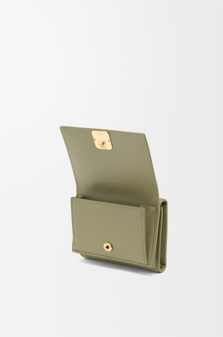 LOEWE パファー アナグラム トライフォールド ウォレット（シャイニーナパカーフ） ユーカリグリーン
