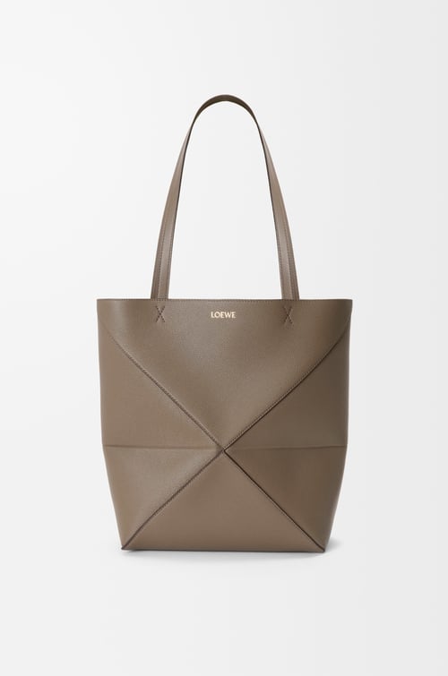 LOEWE Bolso Puzzle Fold Tote mediano en piel de ternera graneada Topo