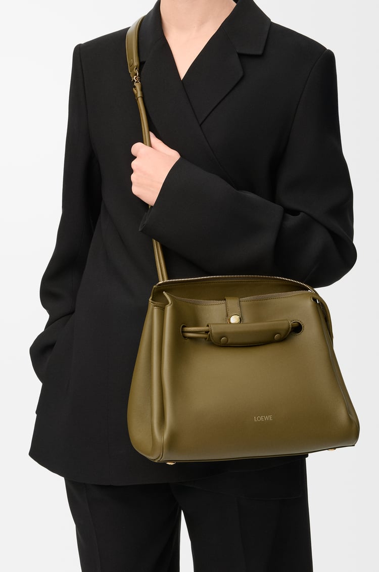LOEWE Bolso Madrid mediano en piel de ternera Oliva