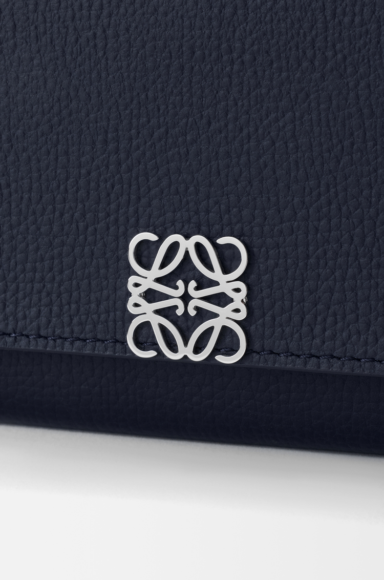 LOEWE Cartera continental Anagram en piel de ternera graneada Azul Marino