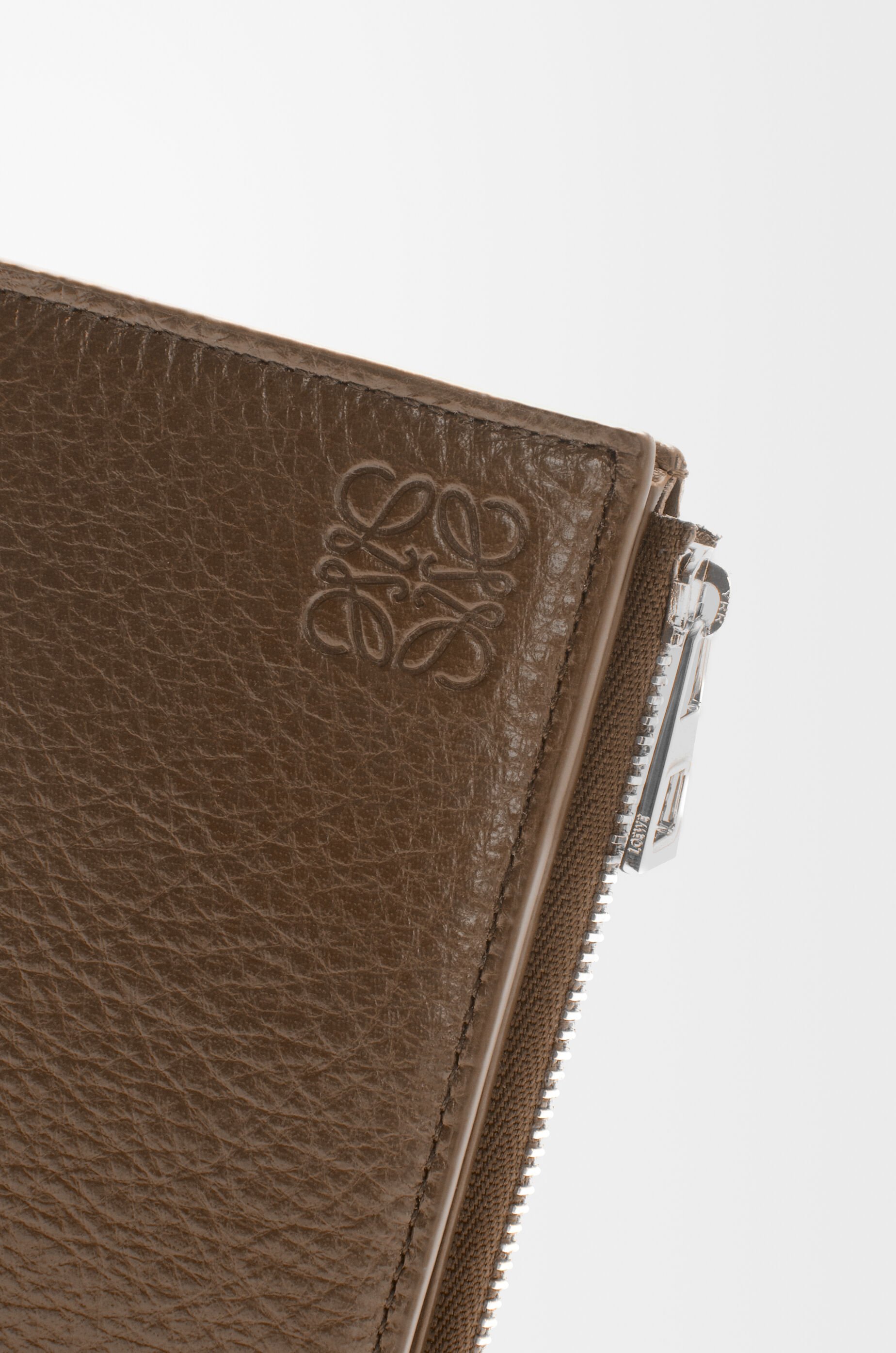 国内直営【LOEWE】スリム コンパクト ウォレット（ディア） スリム コンパクト ウォレット（ディア） ブラウン - LOEWE