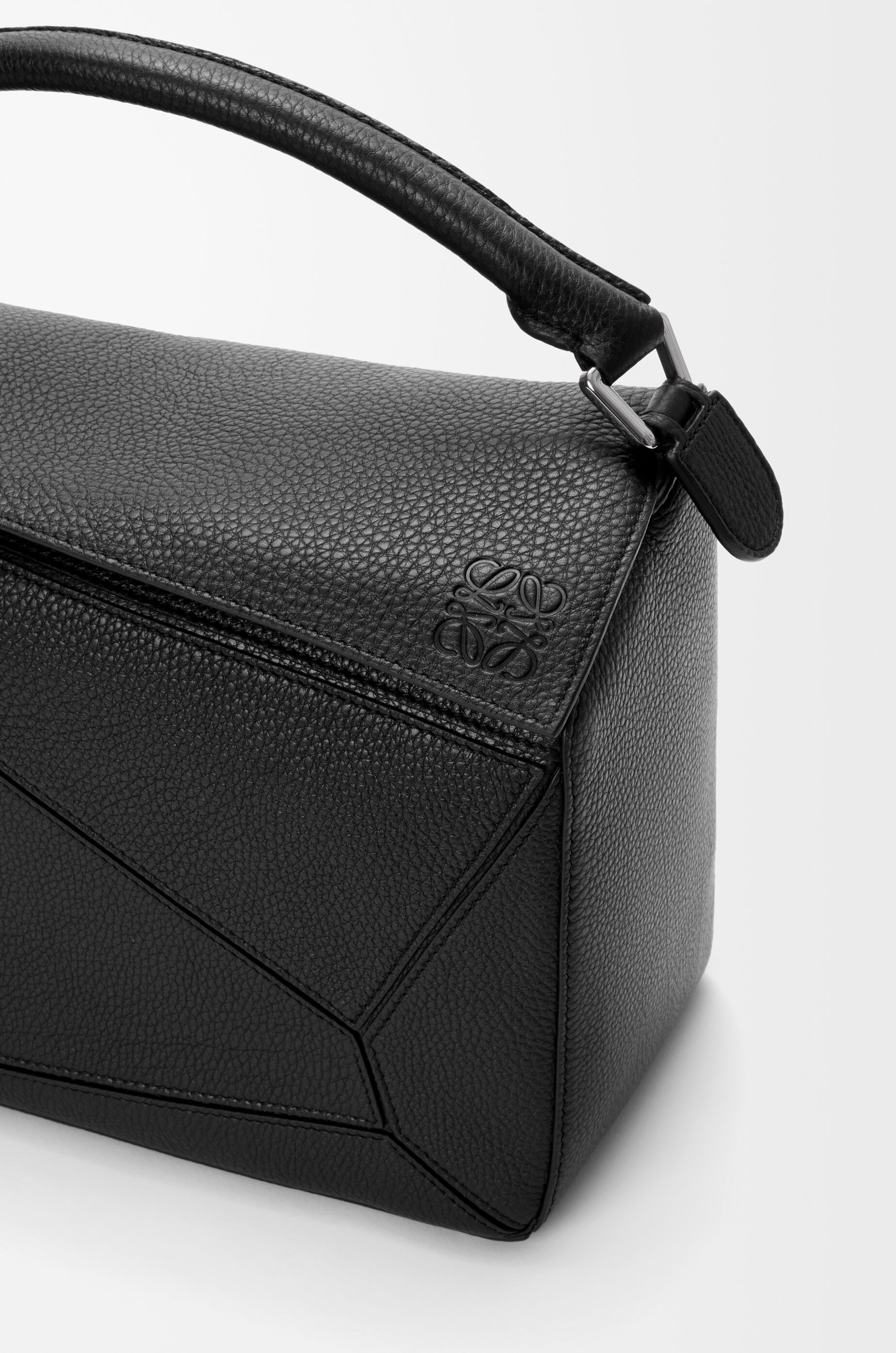大号柔软粒面牛皮革Puzzle 手袋黑色- LOEWE International official