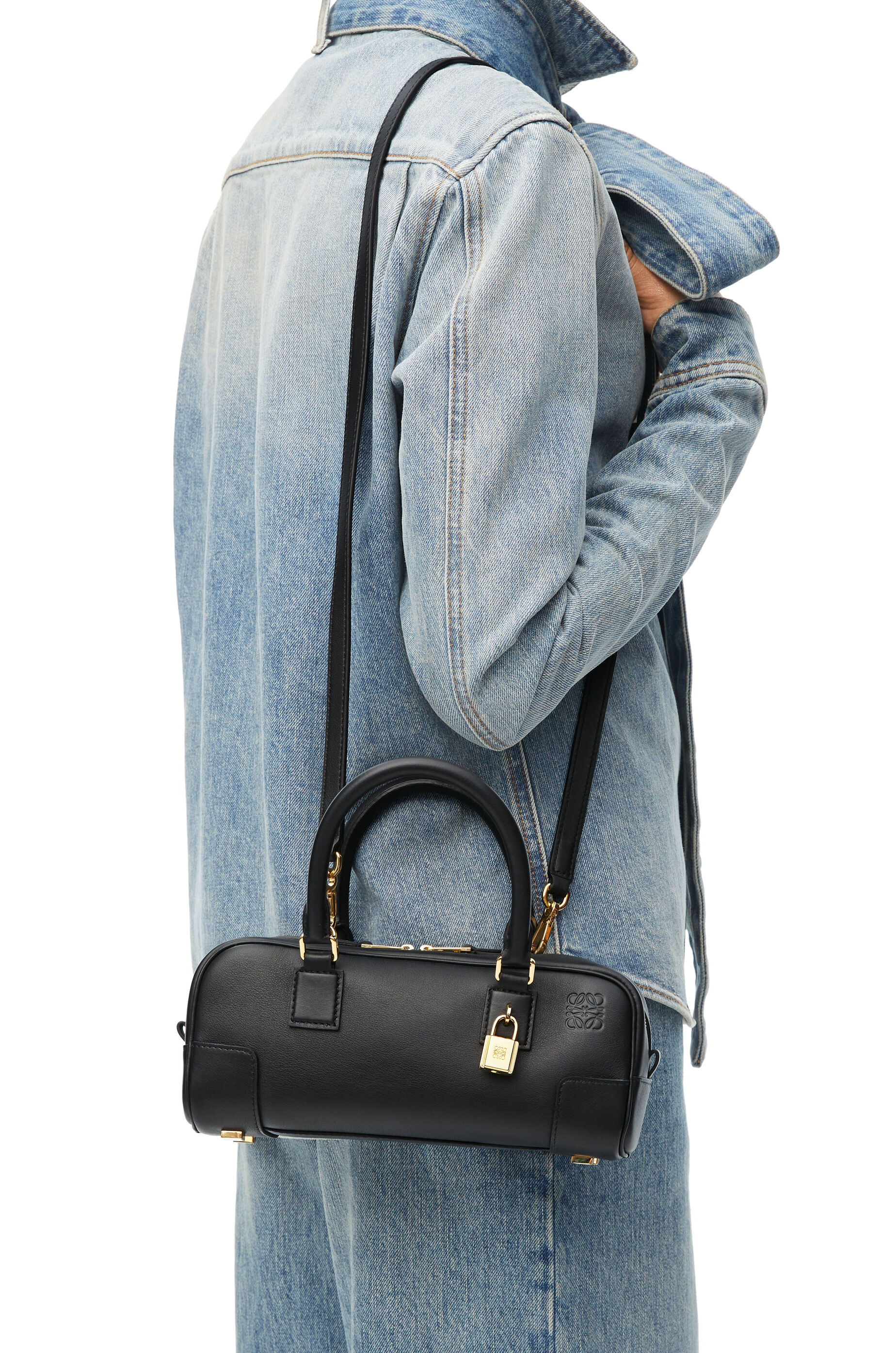 アマソナ23 クロップド バッグ（ナパカーフ） ブラック - LOEWE