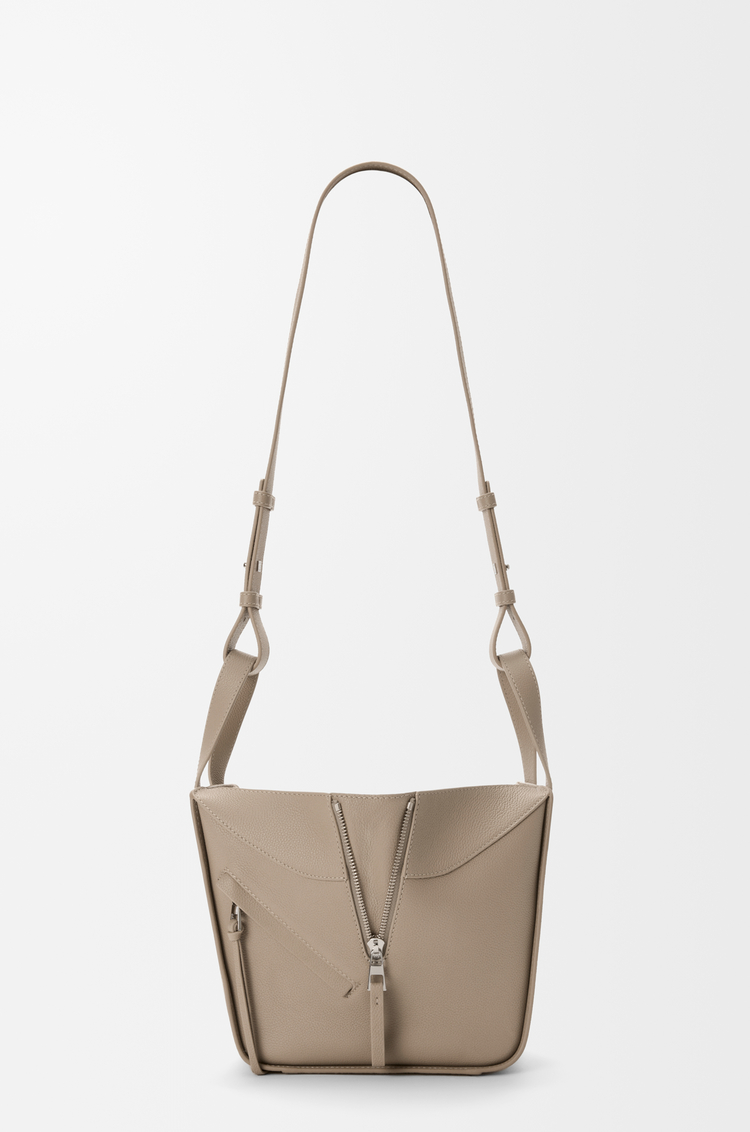 LOEWE ハンモックバッグ コンパクト（ソフトグレインカーフ） クレイ