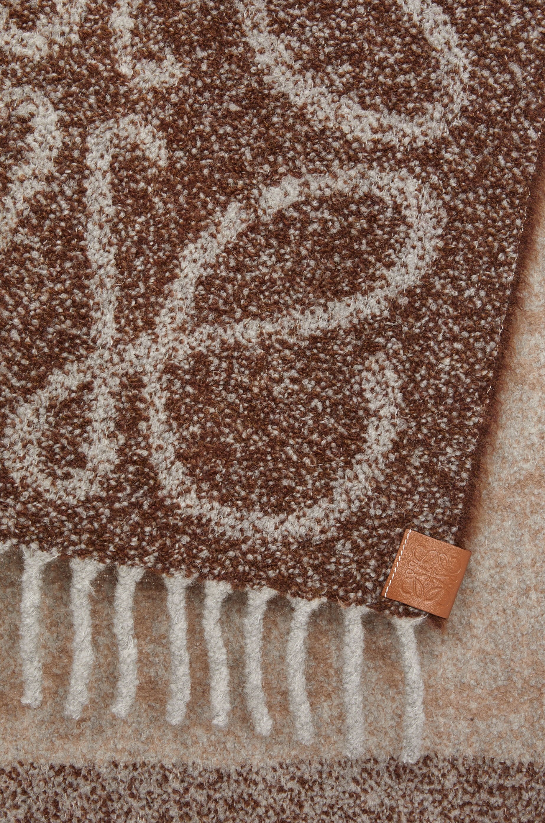【LOEWE】ANAGRAM SCARF IN ALPACA AND WOOL●F811257X792147 Anagram scarf in alpaca and wool Brown - LOEWE