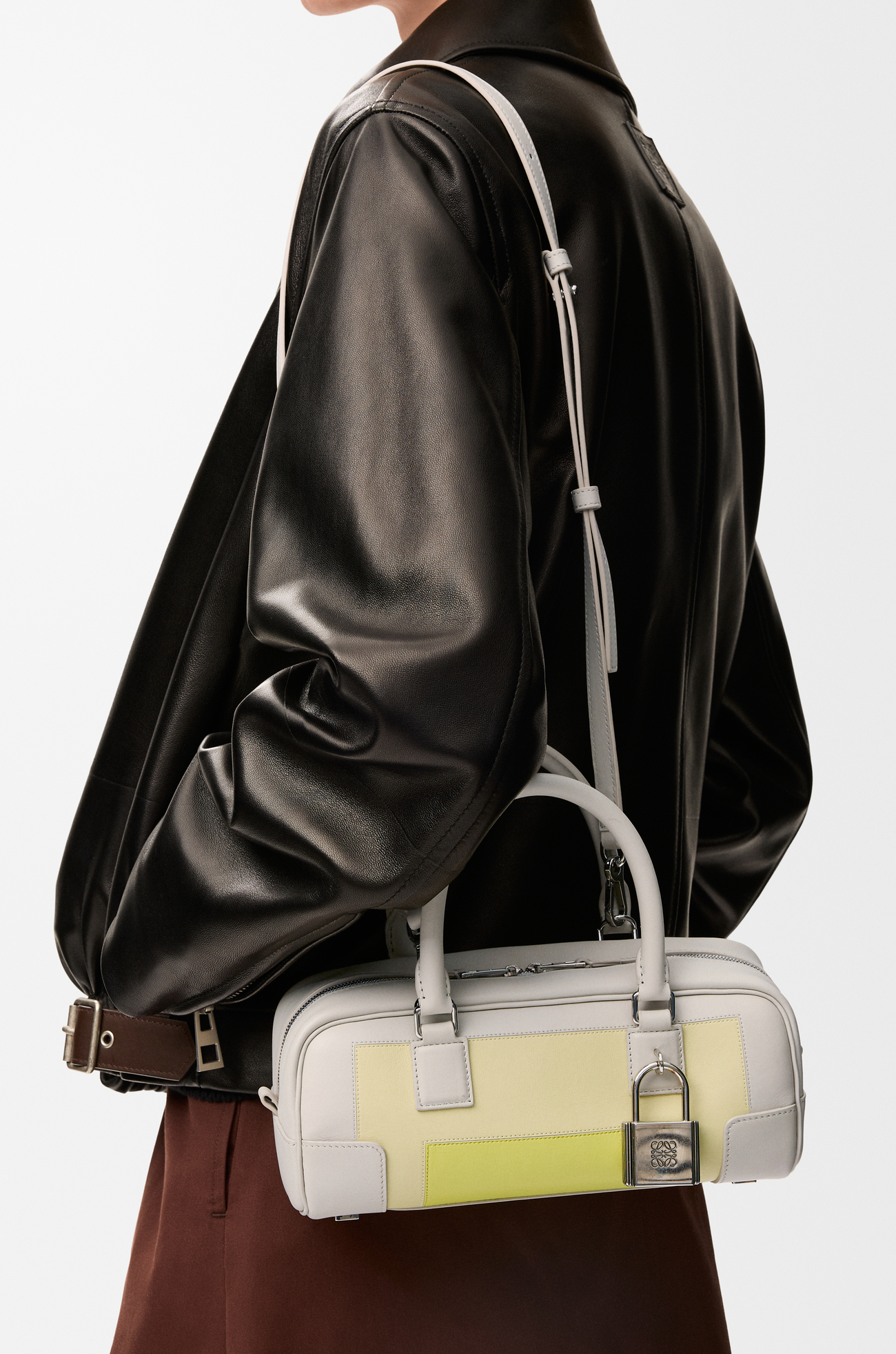 LOEWE 纳帕牛皮革 Amazona Cropped 23 手袋 淡灰色/浅黄晶色