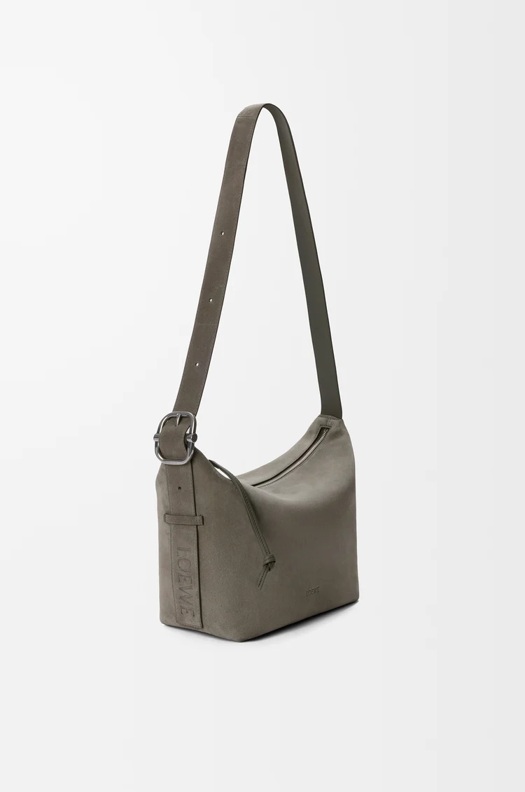 LOEWE Mittelgroße Loop Hobo Bag aus Velours-Kalbsleder Helles Khaki