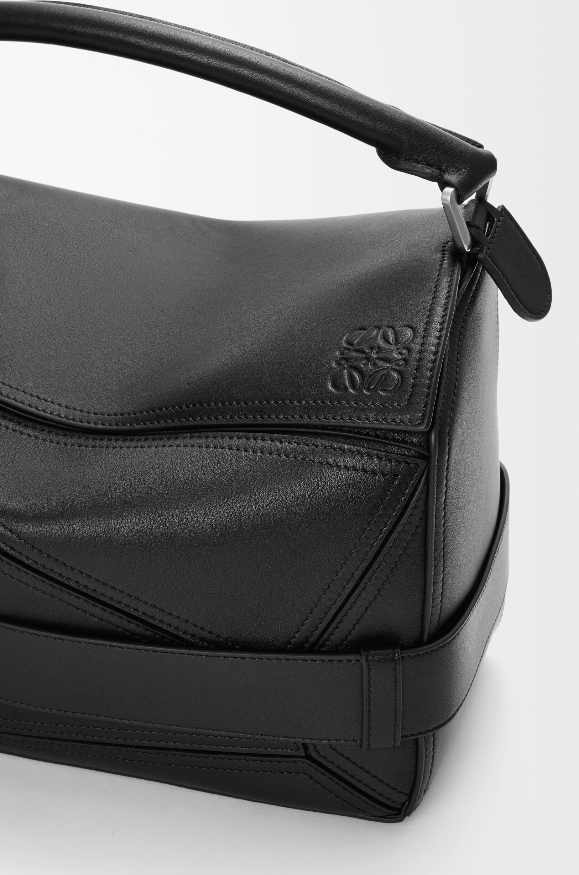 パズル バイカー バッグ ラージ（シャイニーカーフ） ブラック - LOEWE