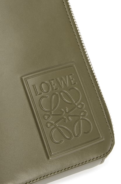 LOEWE Vertical Crossbody Pocket en piel de ternera Verde Kaki plp_rd